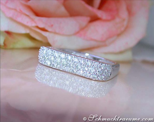 Diamantring aus Weißgold 585, 0.50 Karat, Detailaufnahme mit Rosenblüte im Hintergrund