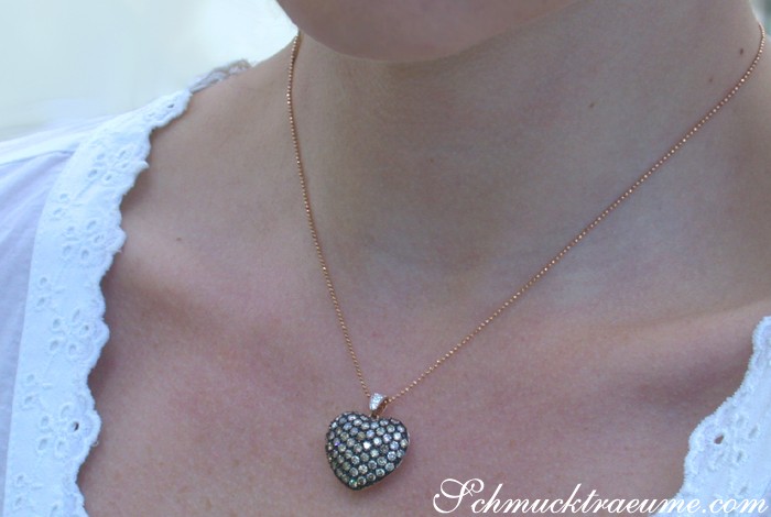 Herz-Anhänger mit naturbraunen Brillanten auf Kette, Detailaufnahme.