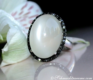 Schwarz-weiß Mondstein-Ring mit Diamanten in Weißgold 585