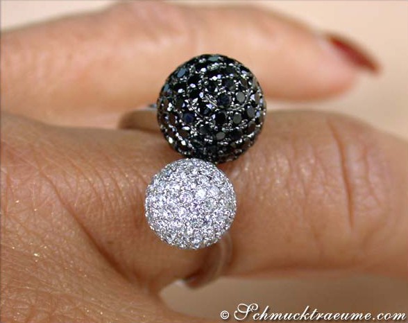 Pavé Kugel Ring in Weißgold mit schwarzen und weißen Steinen