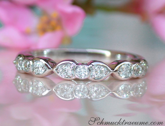 Weißgold 750 Diamantring mit funkelnden Steinen, Detailaufnahme