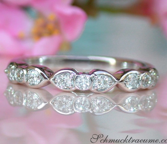 Weißgold 750 Diamantring mit funkelnden Steinen, Detailaufnahme Weißgold 750 Diamantring mit funkelnden Steinen, Detailaufnahme