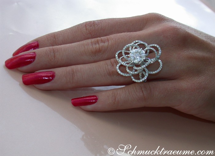 Blütenform-Diamantring in Weißgold 750, 2.920 Karat TW SI