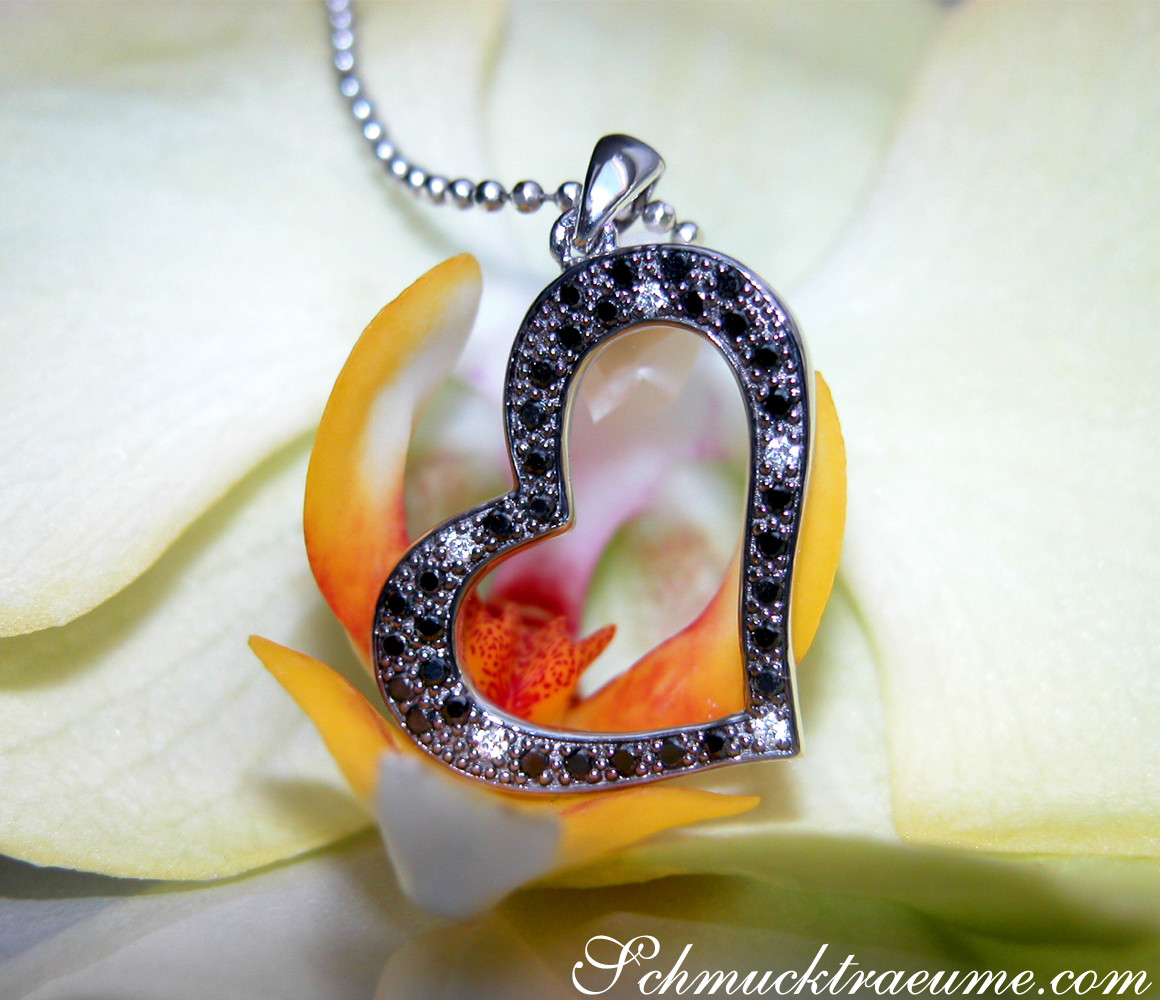 Weißgold Herzanhänger mit schwarzen Diamanten auf Orchideenblüte
