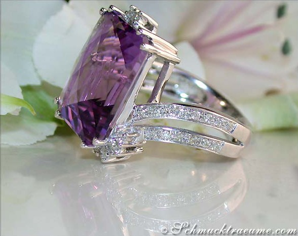Schlichter Amethyst-Ring mit Diamanten, Detailaufnahme, getragen auf weißem Hintergrund