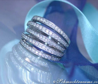 Weiße Gold 750 Mehrreihiger Brillanten Ring - glänzende Stränge auf blauem Seidenband