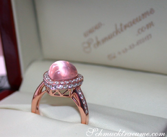 Cabochon-Rosenquarz-Ring mit Brillanten in Herzform, Roségold 750, Detailansicht.