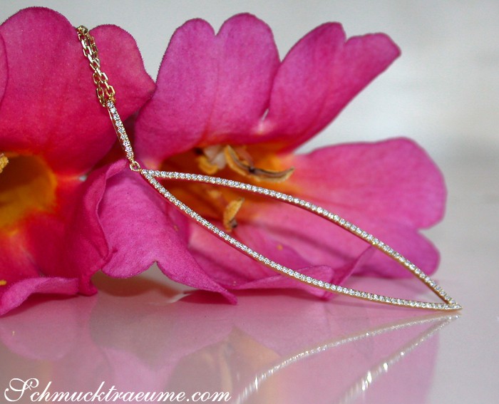 Rosenblüten mit auffälligem Diamantanhänger an Kette