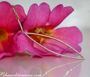 Rosenblüten mit auffälligem Diamantanhänger an Kette