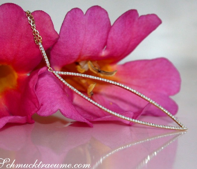 Rosenblüten mit auffälligem Diamantanhänger an Kette Rosenblüten mit auffälligem Diamantanhänger an Kette