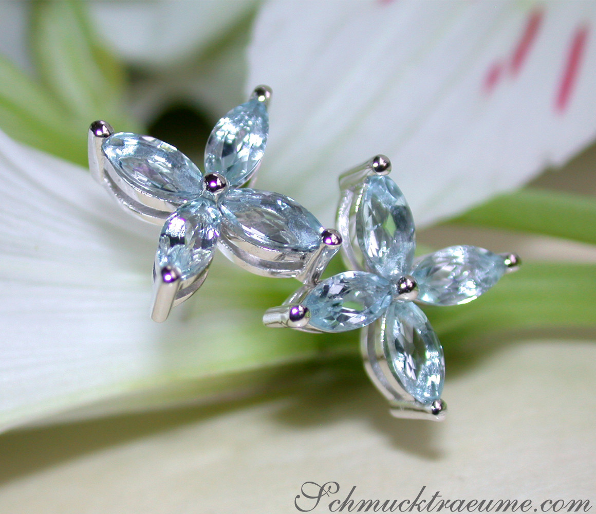 Blütenförmige Ohrstecker aus Weißgold 585 mit 8 Aquamarinen im Marquise Schliff