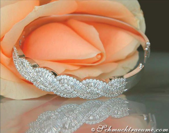 Diamant-Armreif mit Trapez- und Brillantschliff, detailreiches Weißgold-Design auf Rosenblüte