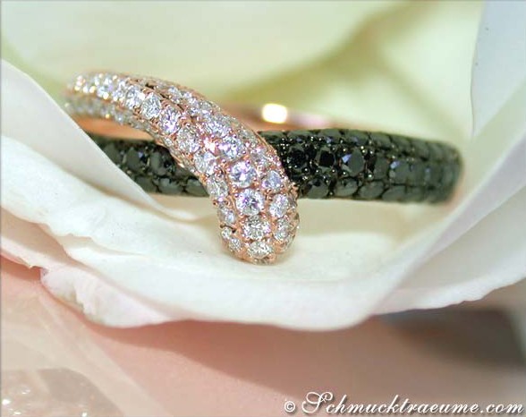 Schwarze und weiße Diamanten-Ring in Roségold, Detailaufnahme auf Blüte gelegt