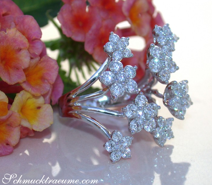 Blütenförmiger Brillantenring aus Weißgold 750, detailreich mit TW SI/VS Brillanten.