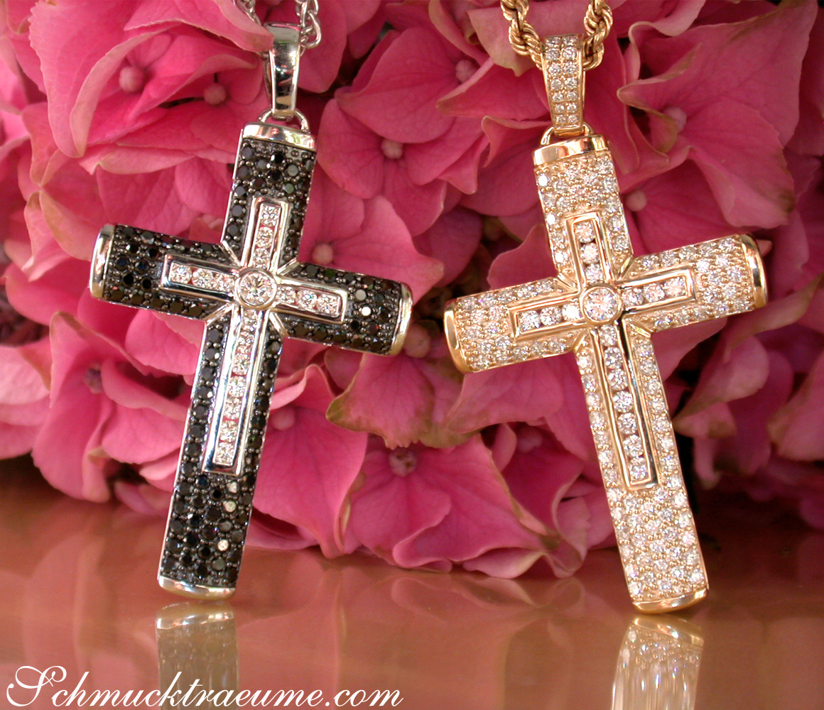 Edler Brillantenkreuzanhänger in Gelbgold 750, Detailaufnahme, raffiniertes Design, pinken Blüten im Hintergrund