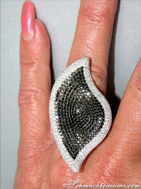 Opulenter schwarzer Diamanten-Ring im Blatt-Design, detailreich verarbeitet in Weißgold 750.