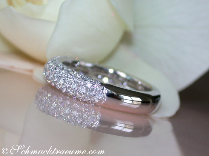 Weißgoldring mit Diamantenpavé, Detailaufnahme, elegant, glänzend