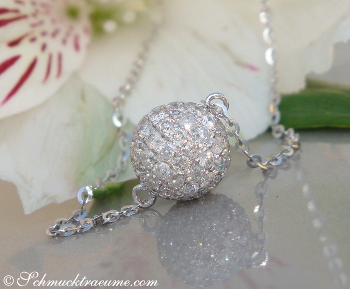 Strahlende Diamantkugel an Kette, detailreich, zarte Verbindung, elegant