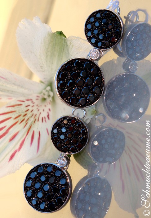 Extravagante Ohrgehänge in Weißgold mit schwarzen Diamanten und Brillanten