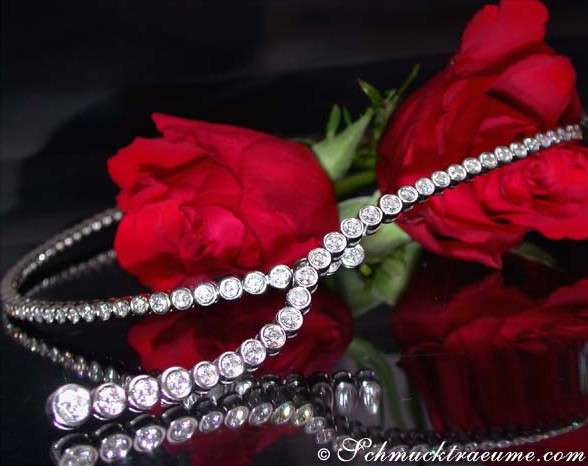 Weißgold-Collier mit 52 Brillanten, detailreich, getragen auf Modell, dunkler Hintergrund