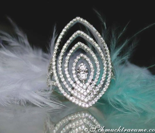 Diamantring mit Federn, Detailaufnahme, schimmernd, weißgold, ausgefallen Diamantring mit Federn, Detailaufnahme, schimmernd, weißgold, ausgefallen