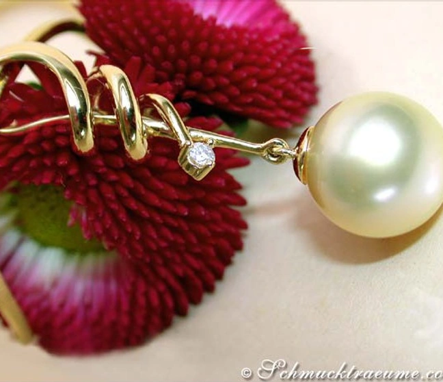 Goldener Südseeperlen-Anhänger mit Diamant, detailreich gestaltet, vor Blüte. Goldener Südseeperlen-Anhänger mit Diamant, detailreich gestaltet, vor Blüte.