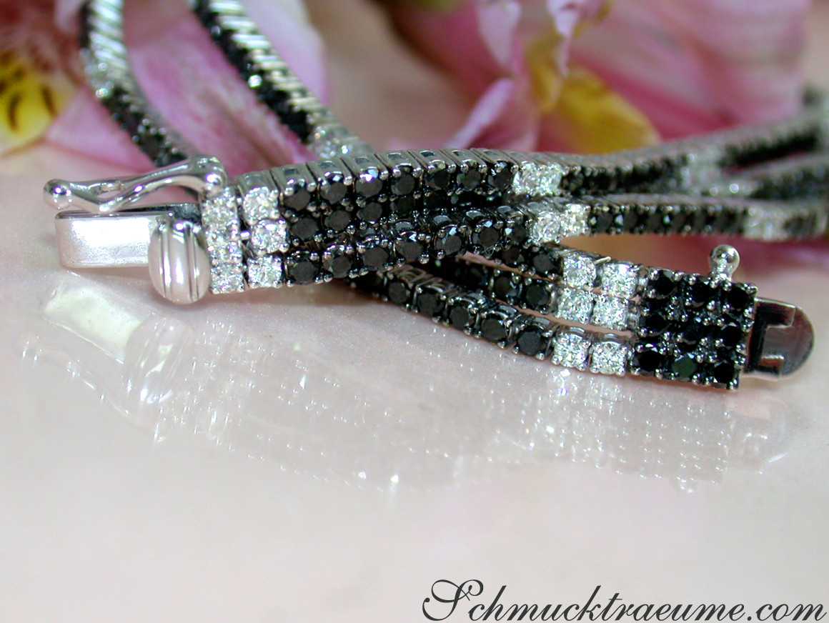 Schwarz-weißes Diamant-Tennisarmband mit 5.810 Karat, Detailaufnahme auf Silberhintergrund