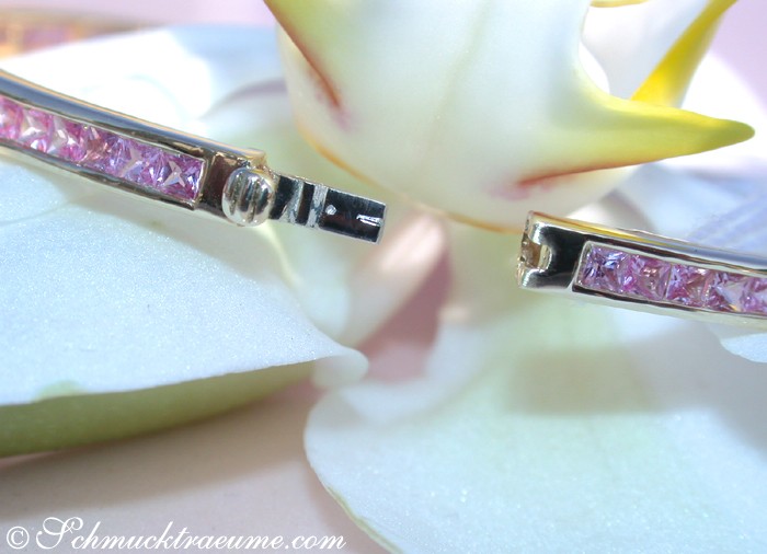 Edler rosa Saphir-Armreif auf Blume, Detailaufnahme