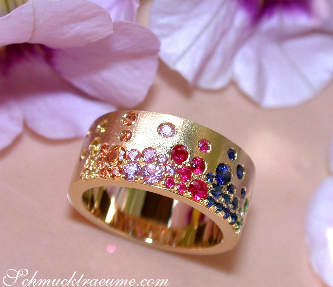 Multicolor Saphir-Ring im Gelbgold, detailreich mit Rubinen und Tsavorites, blumig im Hintergrund