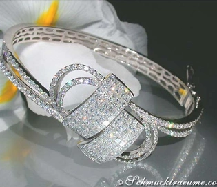 Detail des Luxus-Diamantenarmreifs mit Princess-Schliff-Diamanten in Weißgold