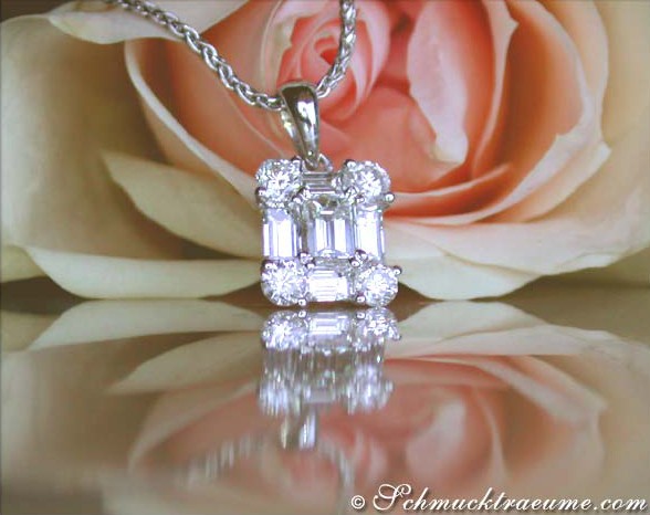 Klassischer Diamantanhänger im Carré-Design, präsentiert auf Rosenblüte