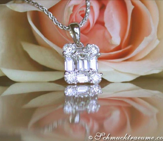 Klassischer Diamantanhänger im Carré-Design, präsentiert auf Rosenblüte Klassischer Diamantanhänger im Carré-Design, präsentiert auf Rosenblüte
