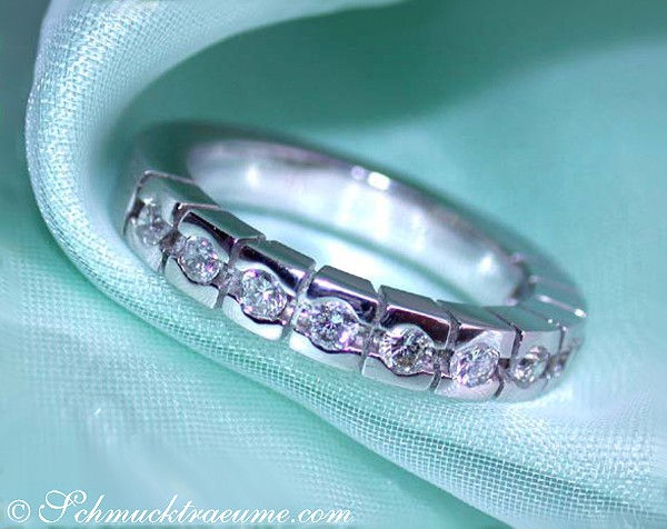 Diamant-Halb-Memory-Ring in Weißgold 750, Detailaufnahme, glänzende Diamanten, elegant.