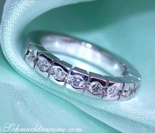 Diamant-Halb-Memory-Ring in Weißgold 750, Detailaufnahme, glänzende Diamanten, elegant.