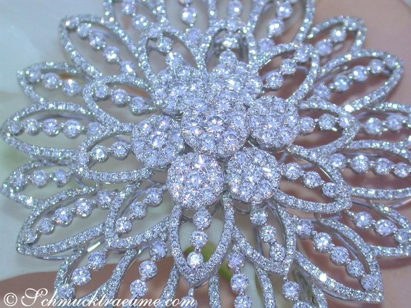 Große Brosche mit funkelnden Brillanten, Detailaufnahme, elegant, auf Model getragen