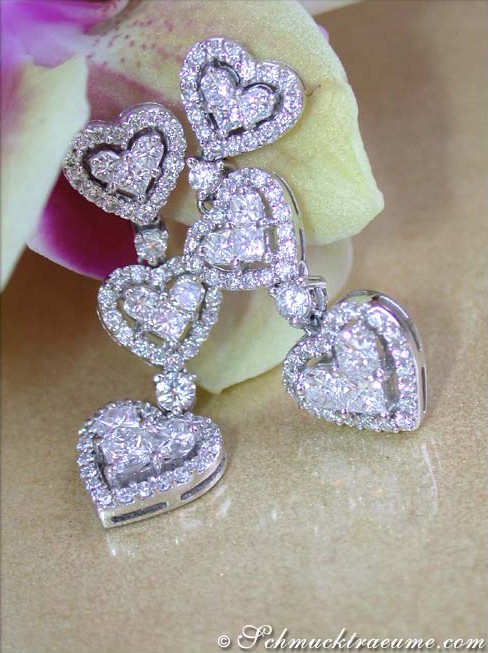 Herzform-Ohrgehänge mit Princess-Diamanten, feiner Brillantschliff, Weißgold 750, Detailansicht.