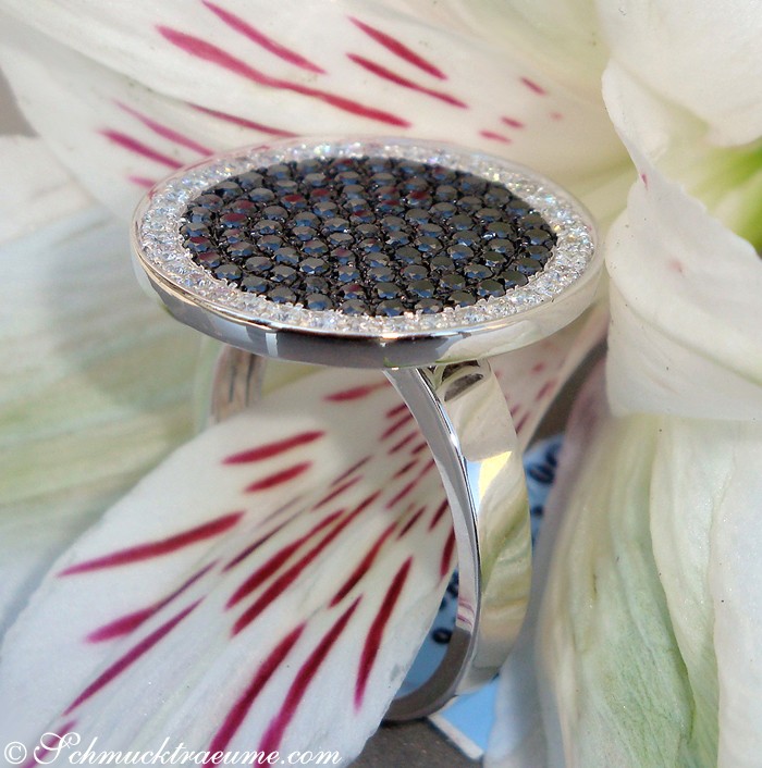 Weißgoldring mit schwarzen Diamanten, Detailaufnahme, elegant und extravagant
