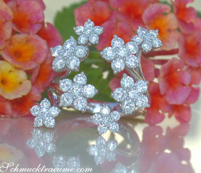 Blütenformiger Brillantenring in Weißgold 750, detailreich, TW SI/VS, auf Blütenblättern, feminin. Blütenformiger Brillantenring in Weißgold 750, detailreich, TW SI/VS, auf Blütenblättern, feminin.