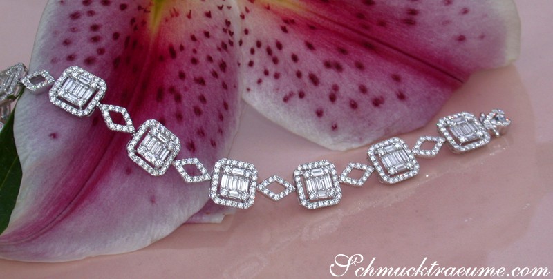 Detailansicht des eleganten Armbands mit Baguette-Diamanten auf Lilienblüte