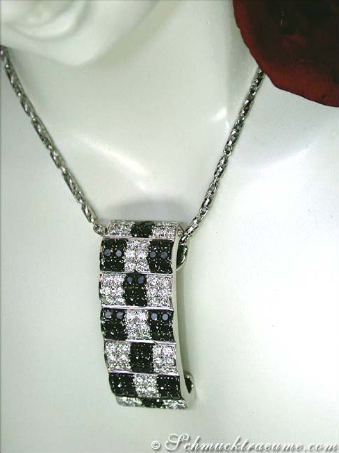 Weißgold-Anhänger mit Schachbrett-Diamanten, Detailaufnahme