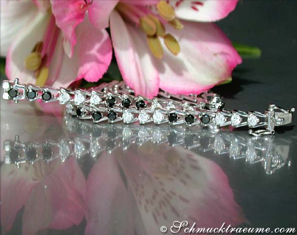 Blumenreflexionen: Tennisarmband mit schwarz-weißen Diamanten auf glänzendem Hintergrund