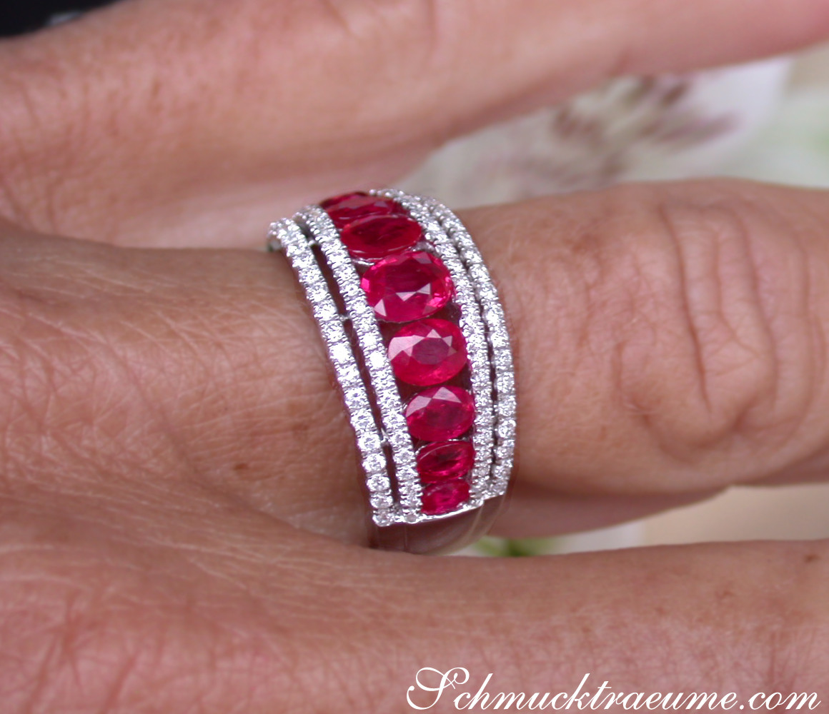 Weißgoldring mit Rubin und Diamanten auf Finger.