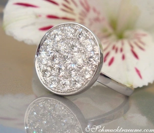 Schimmernder Brillantring in Weißgold mit detaillierter Brillantenbesatzung