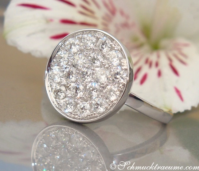 Schimmernder Brillantring in Weißgold mit detaillierter Brillantenbesatzung Schimmernder Brillantring in Weißgold mit detaillierter Brillantenbesatzung