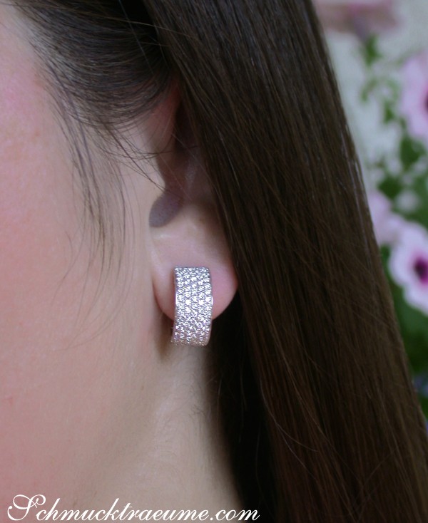 Weißgold 750 Ohrring mit Brillanten, Detailaufnahme, elegant getragen