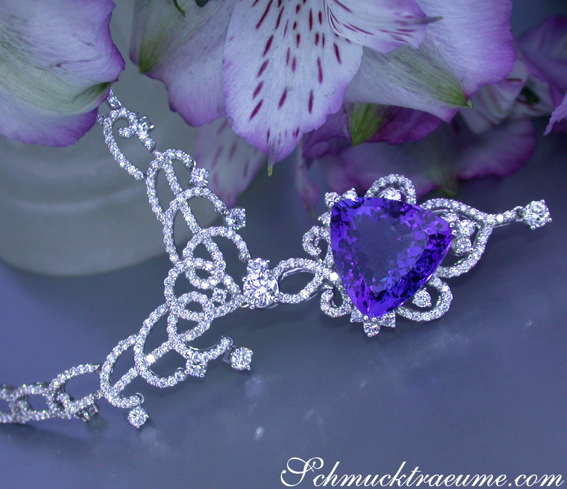 Prachtvolles Tansanit-Collier mit Brillanten, detailreiches Design auf Blütenhintergrund