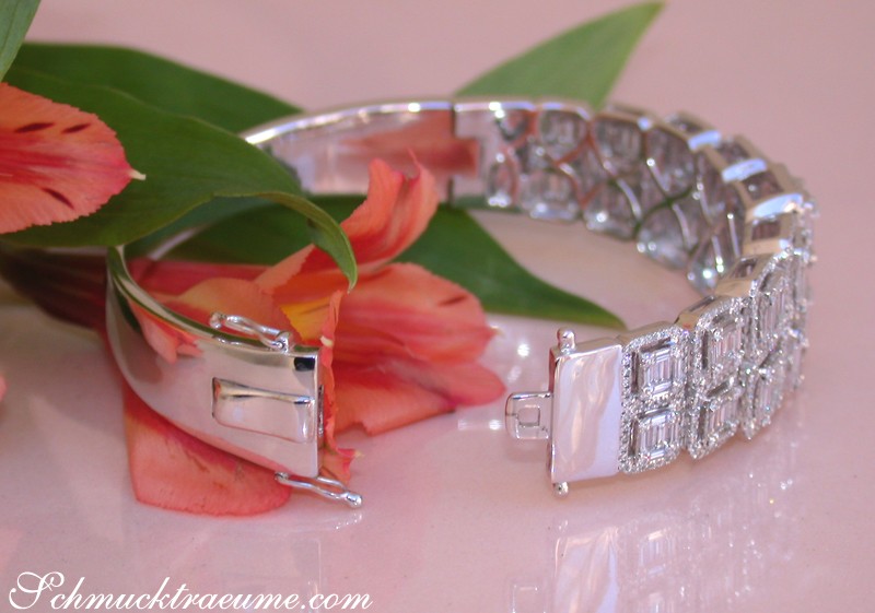 Weißgoldarmreif mit Baguette-Diamanten, Detailaufnahme, Blumen im Hintergrund