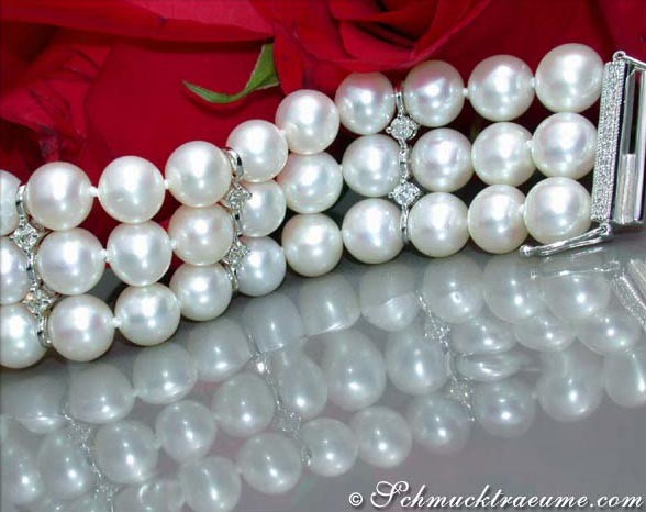 Perlenarmband mit Brillanten in Weißgold, detaillierte Ansicht, rote Stofftasche im Hintergrund