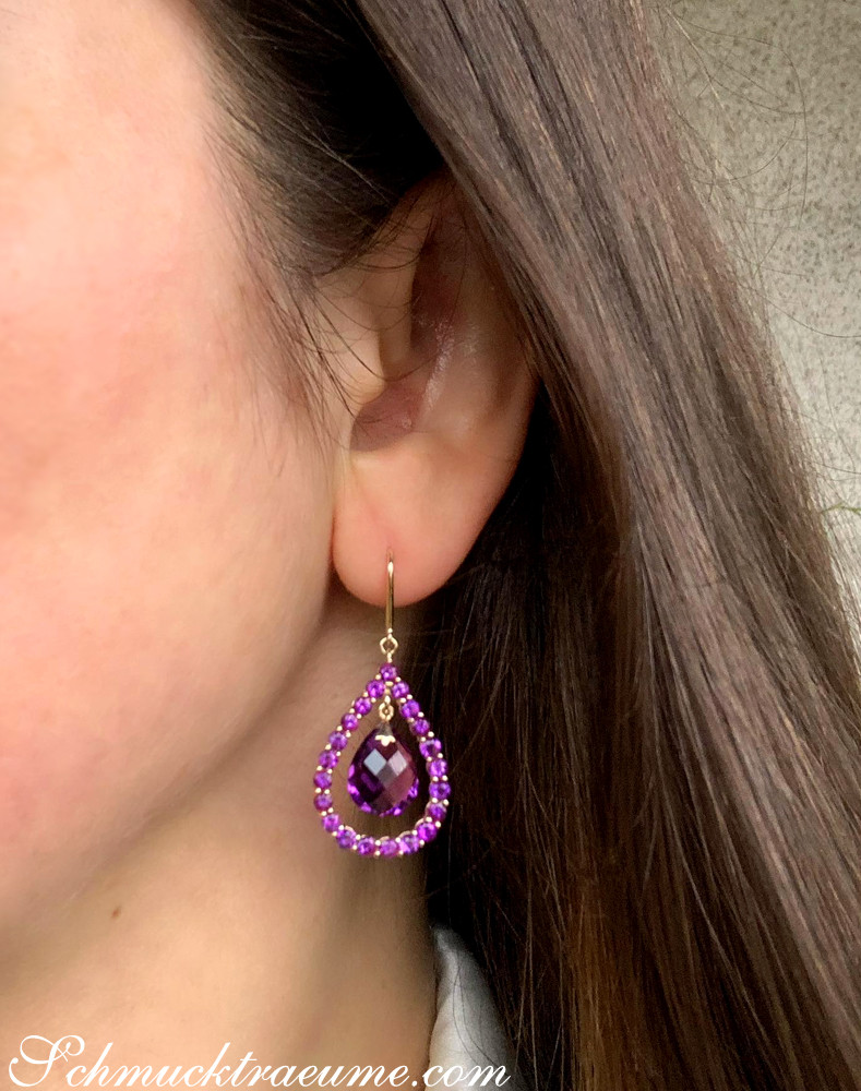 Prächtige Amethyst-Ohrhänger: Detailaufnahme, getragen, goldene Verarbeitung