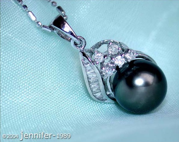 Tahitiperlen-Anhänger mit Diamanten in Weißgold, Detailaufnahme, hochglänzender Perle und glitzernde Diamanten.
